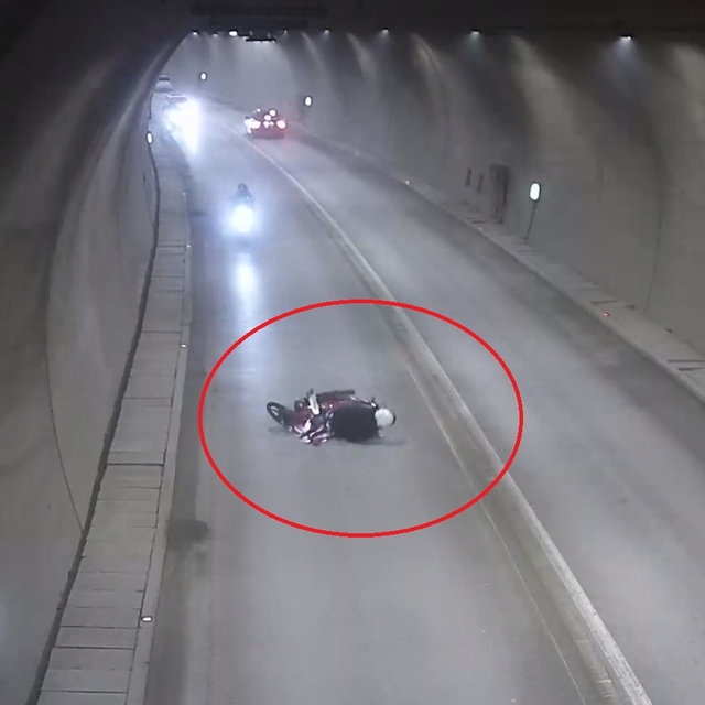 Tünelde motosikletin devrilip sürüklendiği kaza kamerada