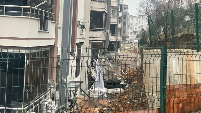 Gaziantep'te istinat duvarı çöktü; 4 daire ve 3 araç hasar gördü