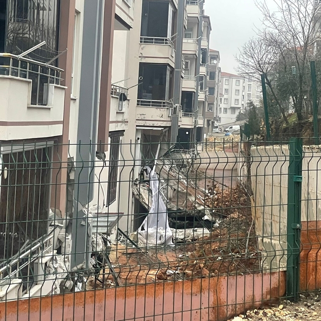 Gaziantep'te istinat duvarı çöktü; 4 daire ve 3 araç hasar gördü