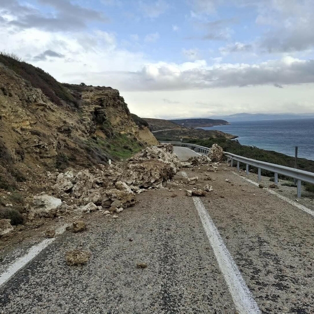 Bozcaada'da sağanak sonrası heyelan meydana geldi