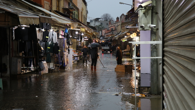 İzmir'de sağanak hayatı olumsuz etkiledi