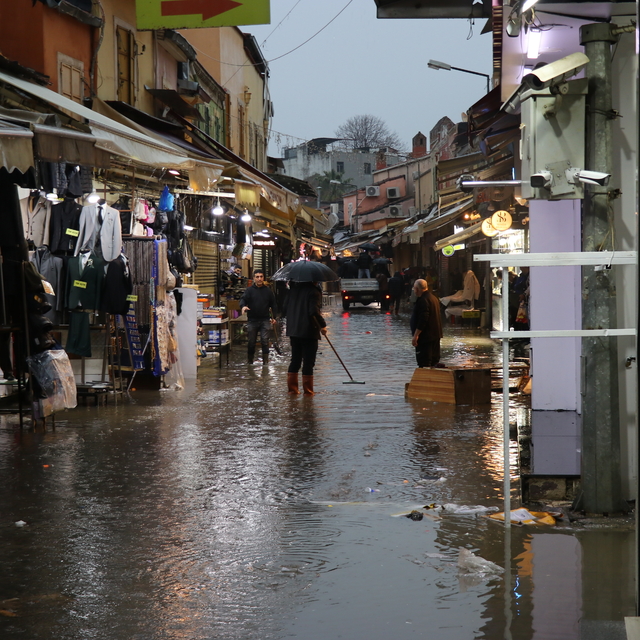 İzmir'de sağanak hayatı olumsuz etkiledi