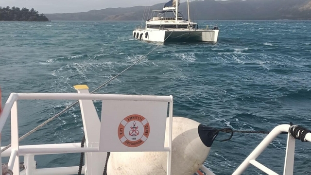 Marmaris'te makine arızası nedeniyle sürüklenen tekne kurtarıldı