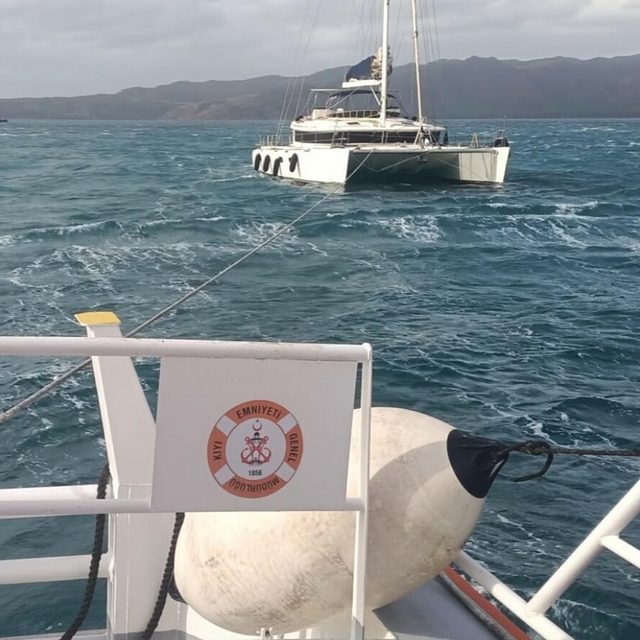 Marmaris'te makine arızası nedeniyle sürüklenen tekne kurtarıldı