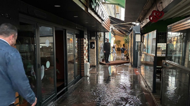 İzmir'de sağanak; cadde ve sokaklar göle döndü (3)