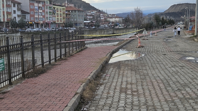 Çorum'da çay yatağı kenarındaki istinat duvarı çöktü