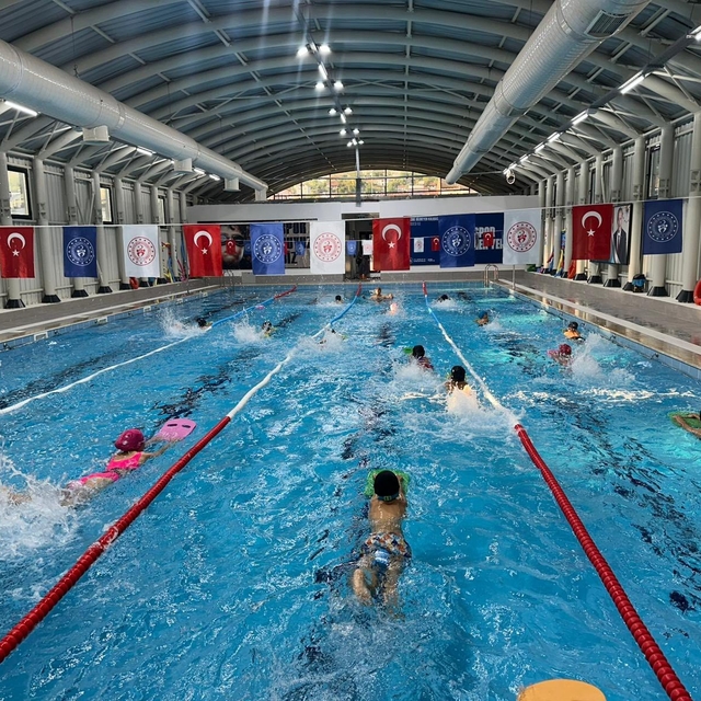 Bilecik'te spor okullarında yüzme antrenmanları sürüyor