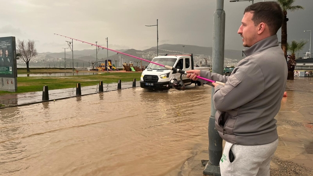 İzmir'de sağanak hayatı felç etti: Kordon göle döndü, vatandaş oltayla tepki gösterdi