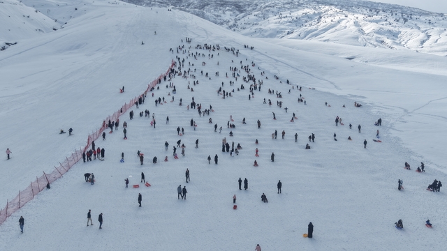 Güzeldağ Kayak Merkezi yarıyıl tatilinin son gününde doldu taştı