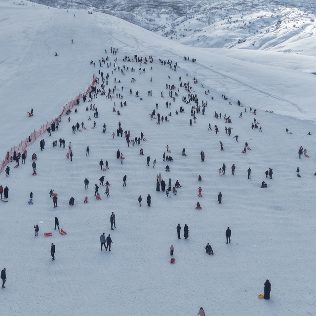 Güzeldağ Kayak Merkezi yarıyıl tatilinin son gününde doldu taştı