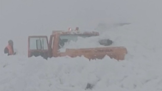 Muş-Kulp kara yolunda iş makinesinin üzerine çığ düştü