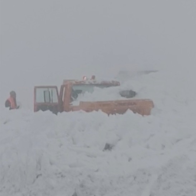 Muş-Kulp kara yolunda iş makinesinin üzerine çığ düştü