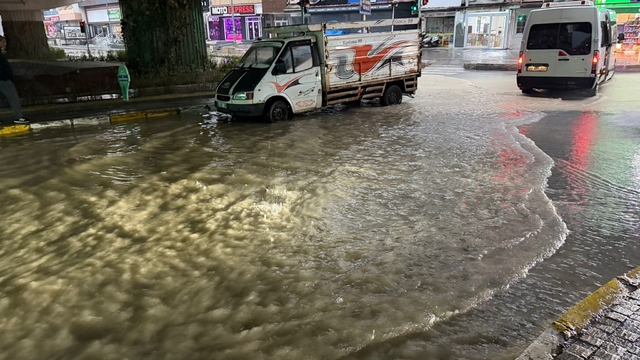 Kuşadası'nda şiddetli yağış ve dolu etkili oldu
Bazı iş yerlerini ve evleri su bastı