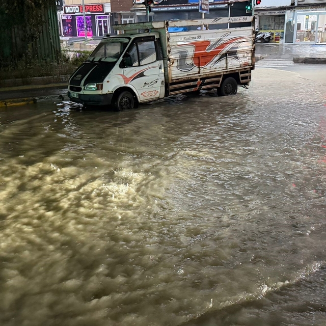 Kuşadası'nda şiddetli yağış ve dolu etkili oldu
Bazı iş yerlerini ve evleri...
