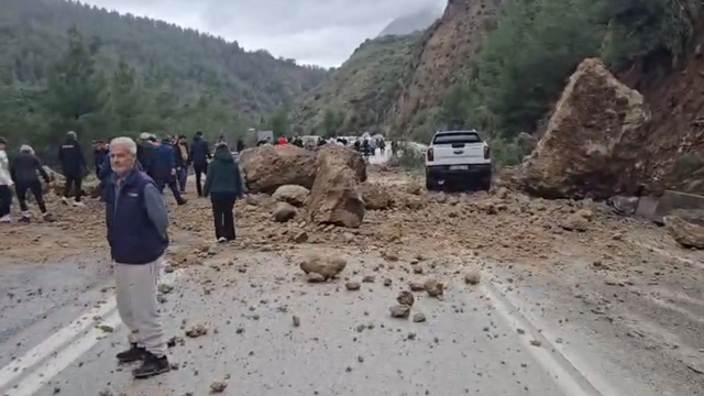 Antalya- Isparta karayolunda heyelan