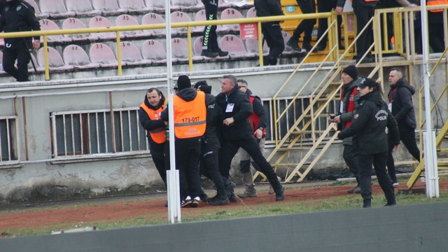 Tribünden atlayan Sakaryasporlu taraftarlar kelepçeyle sahadan çıkartıldı