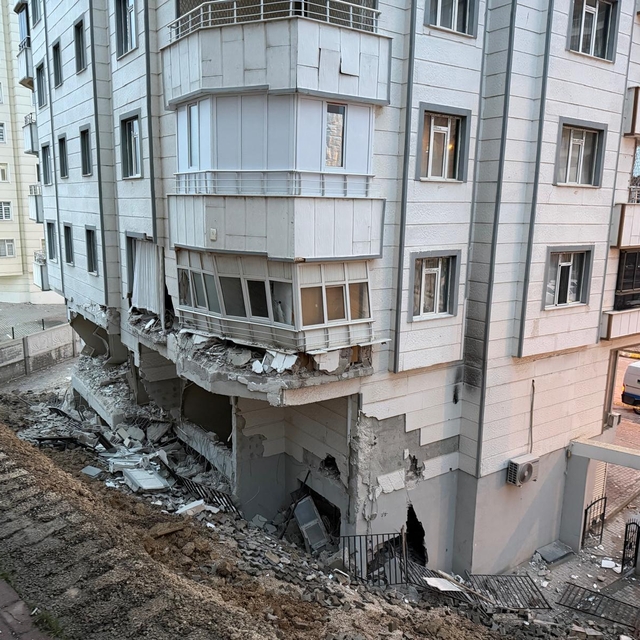 Şanlıurfa'da istinat duvarı yıkılan 5 katlı bina boşaltıldı