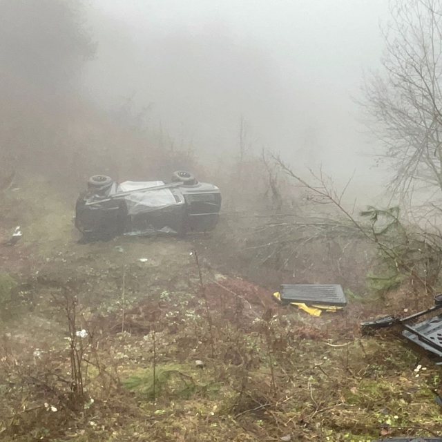 Bartın'da siste yoldan çıkan araç takla attı: 4 yaralı