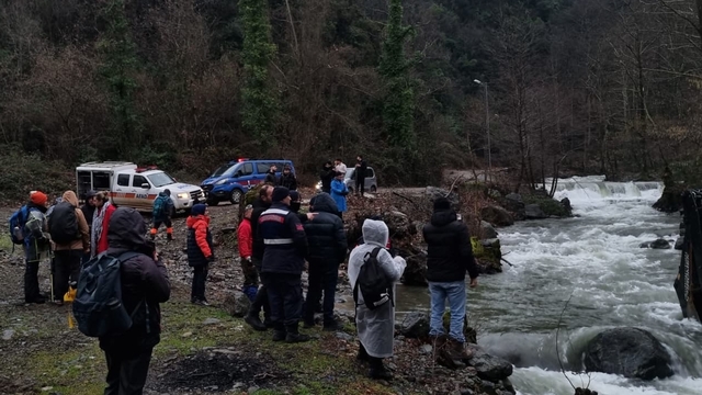 Yalova'da deredeki su seviyesinin yükselmesiyle mahsur kalan 19 kişi kurtarıldı