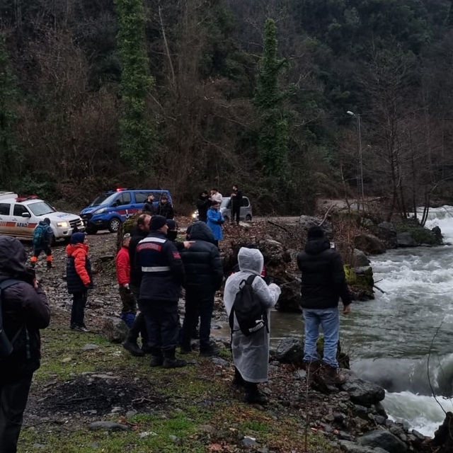 Yalova'da deredeki su seviyesinin yükselmesiyle mahsur kalan 19 kişi kurtar...