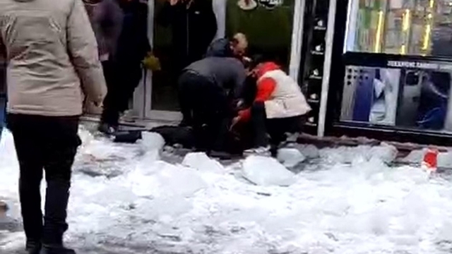Ağrı'da çatıdan akan kar kütlesinin altında kalıp, yaralandı