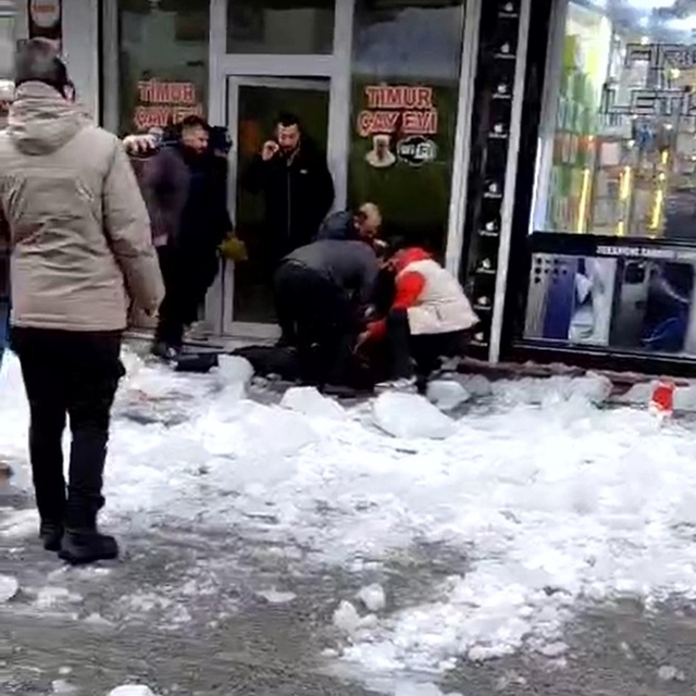 Ağrı'da çatıdan akan kar kütlesinin altında kalıp, yaralandı