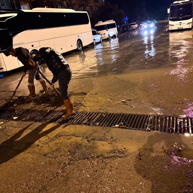 Kuşadası Belediyesi ekipleri yağmurun ilk anından itibaren sahadaydı