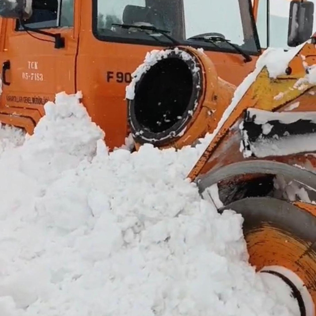 Karayolları kar savurma aracına çığ düştü, operatör sağ kurtarıldı