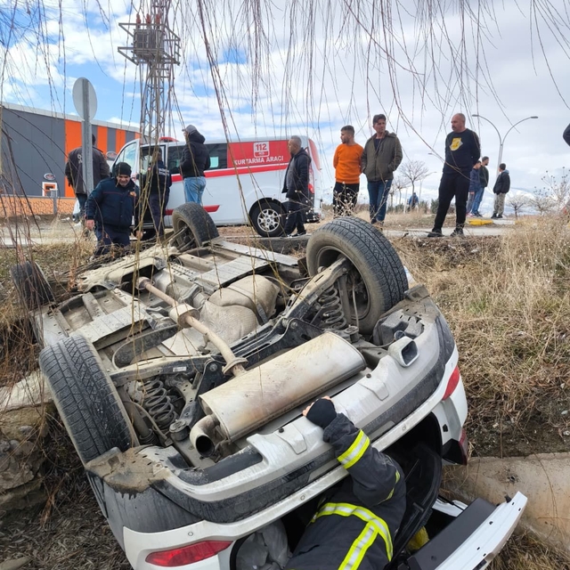 Erzincan'da otomobil şarampole uçtu: 1 yaralı