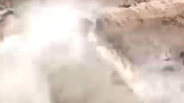 Şanlıurfa'da istinat duvarı çöktü: Binada mahsur kalanlar kurtarıldı