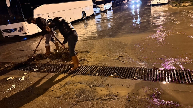Kuşadası Belediyesi ekipleri yağmurun ilk anından itibaren sahadaydı