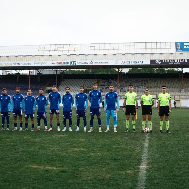 Rakip maça çıkmayınca kendi aralarında çift kale maç yaptılar
Yeni Mersin İ...