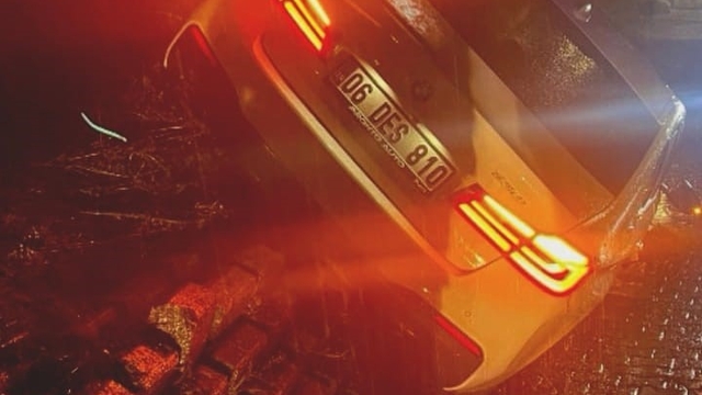 Bursa'da otomobil duvara çarptı: 2 yaralı