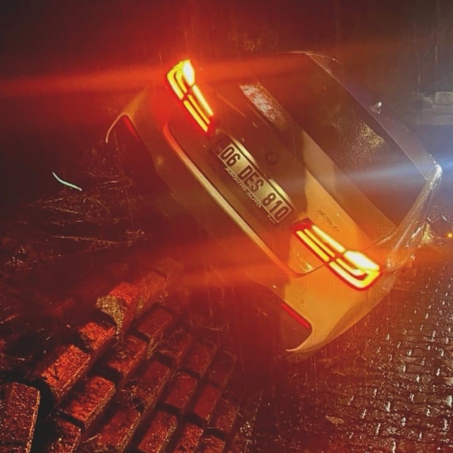 Bursa'da otomobil duvara çarptı: 2 yaralı