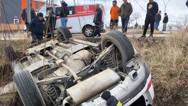 Erzincan'da otomobil şarampole uçtu: 1 yaralı