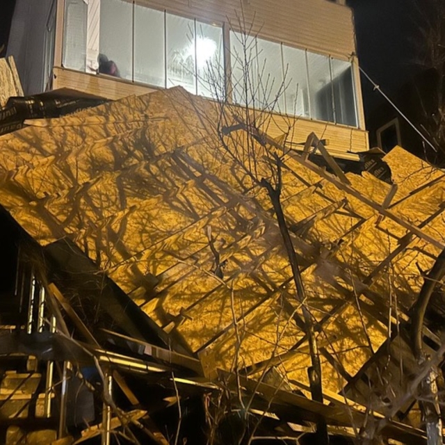 Tekirdağ'da kuvvetli rüzgar nedeniyle bir ev ve iş yerinin çatısı uçtu