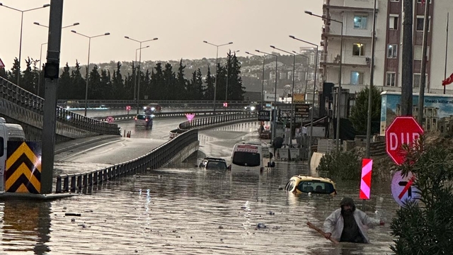 Kuşadası'nda sağanak; yollar göle döndü, araçlar suya gömüldü