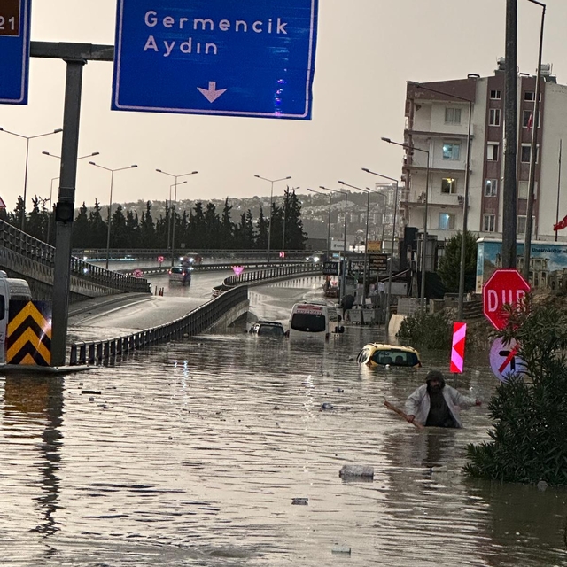 Kuşadası'nda sağanak; yollar göle döndü, araçlar suya gömüldü