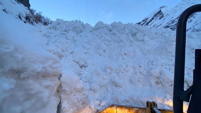 Şırnak'ta çığ düşmesi sonucu grup köy yolu ulaşıma kapandı