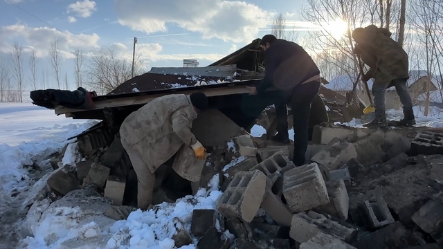 Hakkari'de ahırın çatısı çöktü: 2 hayvan telef oldu