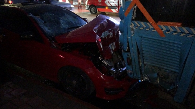 Lüks otomobil park halindeki otobüse çarptı
Otobüs şoförü Servet Arlı:
"Kaza olmuş dediler, bir çıktım benim araba"