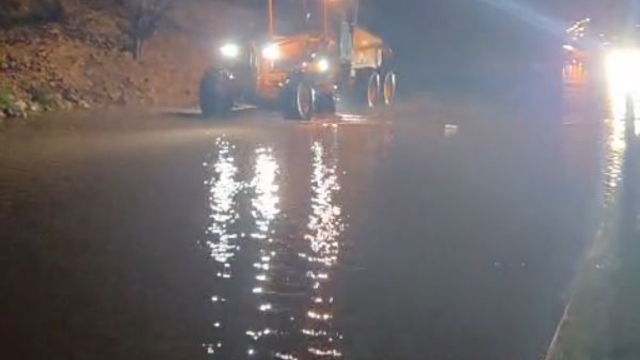 Aydın'ı sağanak vurdu: Söke ve Kuşadası yollarında ulaşım durdu