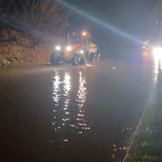 Aydın'ı sağanak vurdu: Söke ve Kuşadası yollarında ulaşım durdu