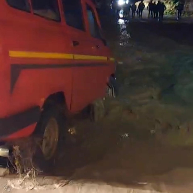 Suda mahsur kalan aileyi İncirliova Belediyesi ekipleri kurtardı