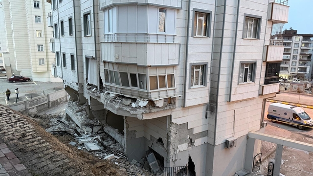 Şanlıurfa'da istinat duvarı çöktü, mahsur kalan 15 kişi tahliye edildi: O anlar kamerada