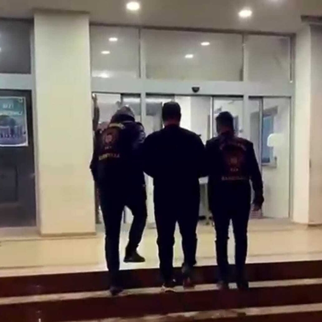 İzmir'de 28 yıl 4 ay hapis cezasıyla aranan firari yakalandı
