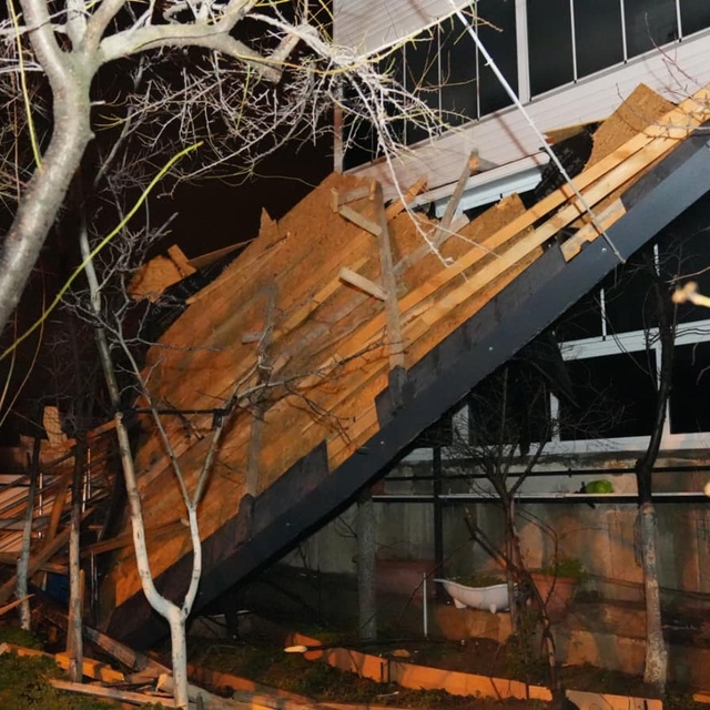 Tekirdağ'da fırtına; çatılar uçtu, ağaçlar devrildi
