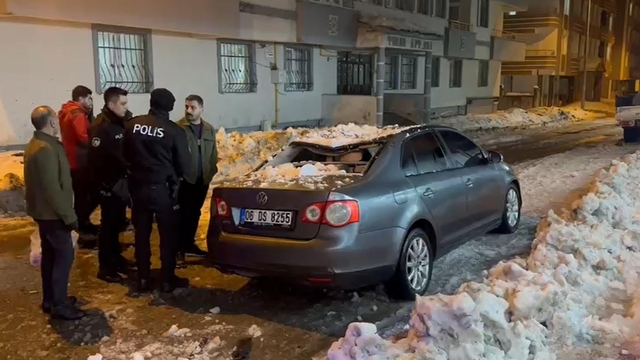 Ağrı'da çatıdan akan kar kütlesinin altında kalıp, yaralandı (2)