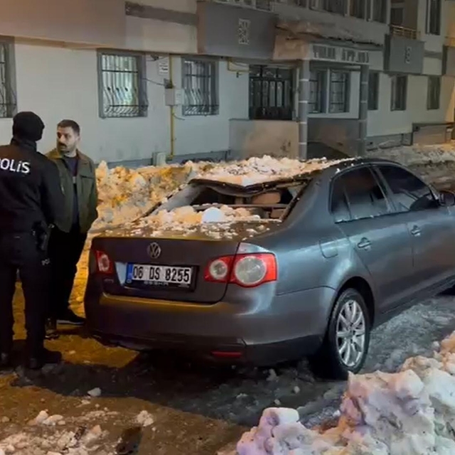 Ağrı'da çatıdan akan kar kütlesinin altında kalıp, yaralandı (2)