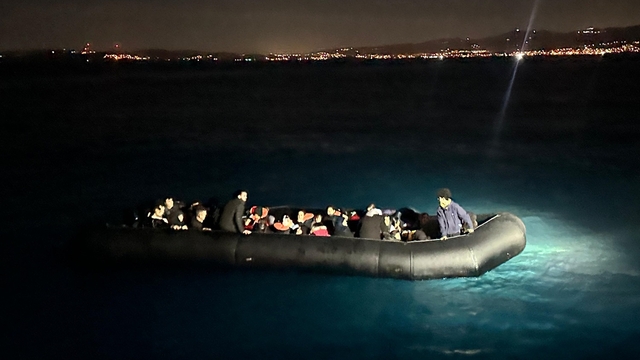 İzmir açıklarında 43 düzensiz göçmen yakalandı